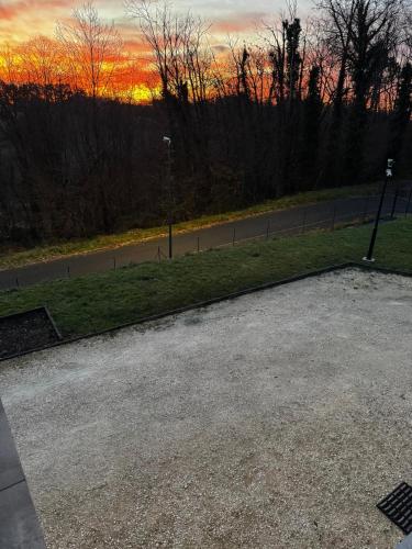 a parking lot with the sunset in the background at Studio24 in Trélissac