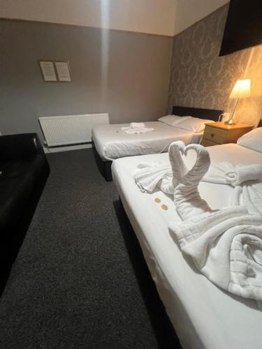 a hotel room with two beds and a room with two beds at piccolo Hotel in Glasgow