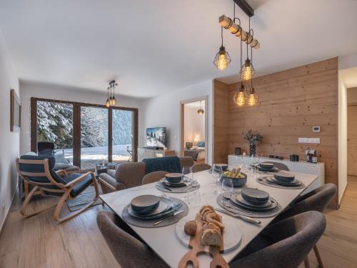 une salle à manger et un salon avec une table et des chaises dans l'établissement Alchimie C01 - Bo Immobilier Chatel, à Châtel