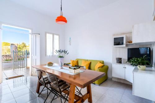 a living room with a table and a couch at Appartamento La Meta by BarbarHouse in Sant'Isidoro