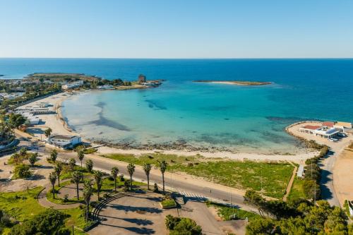 an aerial view of a beach and the ocean at Appartamento La Meta by BarbarHouse in Sant'Isidoro