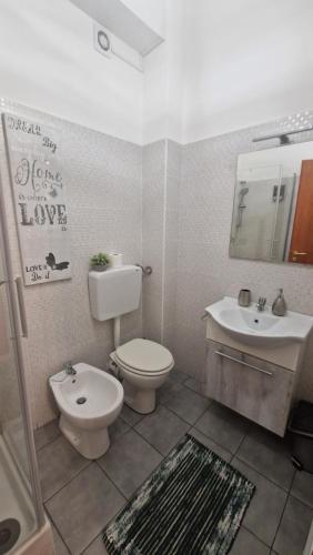 a bathroom with a toilet and a sink at CinqueStanze in Cosenza