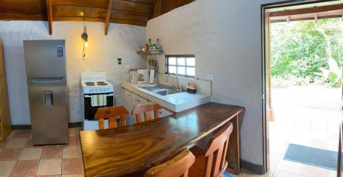 a kitchen with a wooden counter top and a refrigerator at Cabaña de Montaña Flaki's in Monteverde Costa Rica