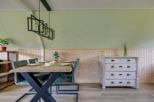 Φωτογραφία από το άλμπουμ του Gierzwaluw I Stijlvolle Cottage met Mooie Tuin σε Zwiggelte