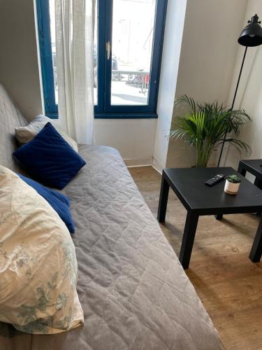 un salon avec un canapé et une table dans l'établissement Charmant studio départ tardif, à Orléans