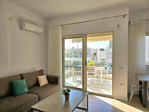 Lalzit BaySunny Beach Apartments - 253的客厅里有一张沙发和一张桌子。