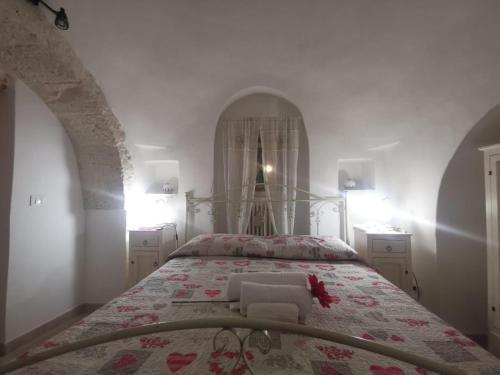 Un dormitorio con una cama y dos cómodas. en Trullo Vito with pool, en Martina Franca