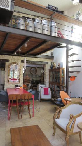 une salle à manger avec une table et des chaises dans une pièce dans l'établissement Maison colorée, jardin et studio, à Avignon