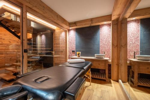 - une salle de spa avec un banc en cuir noir et un lavabo dans l'établissement Chalet KALINKA, MERIBEL,15 PERSONNES, PISCINE, SPA, MASSAGE, CINEMA ET PLAYROOM, à Les Allues