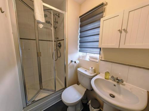 Koupelna v ubytování Lakeside: Argosy 3bed house 2bath parking M27 J5 Southampton Airport sleeps 6