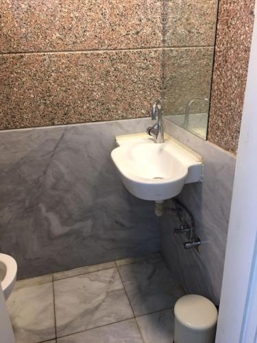 Ένα μπάνιο στο Mu House, Airport Oasis