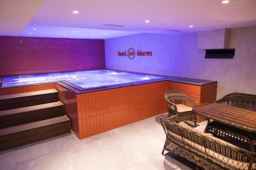 a hot tub in a bar in a restaurant at Hotel Marwa Tashkent Pool&Spa in Tashkent