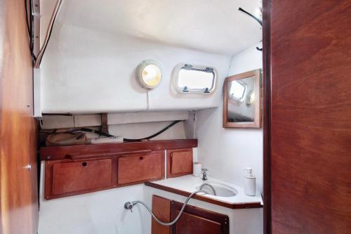 Un baño pequeño con lavabo y espejo. en Ventisquero, en Puerto de Tazacorte