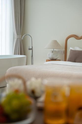 a bedroom with a bed and a plate of food at 礼橖LoveTime·美学海景民宿（较场尾大鹏所城店） in Shenzhen