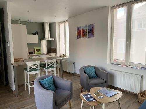un salon avec deux chaises et une table dans l'établissement Terrasse vue cathédrale et beffroi hyper centre, à Amiens