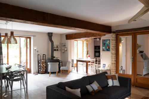 un salon avec un canapé et une table dans l'établissement Les Prés d'Allerey, à Allerey-sur-Saone