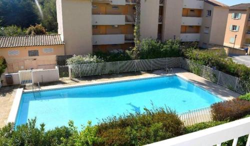 - une grande piscine bleue au-dessus d'un bâtiment dans l'établissement Studio avec piscine et jardin, à Sanary-sur-Mer