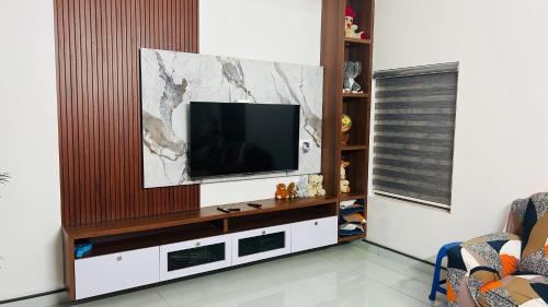 TV a/nebo společenská místnost v ubytování Grace Villa Homestay, Cherupuzha