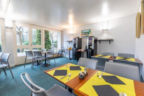 Kuchyň nebo kuchyňský kout v ubytování Brit Hotel Le Parc Vichy
