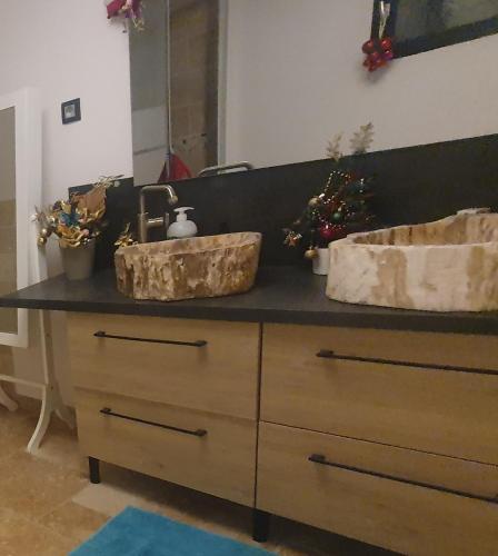 une salle de bain avec deux lavabos sur un comptoir dans l'établissement chambre jaccuzi vue mer, au Cannet