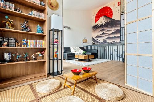 un salon avec un canapé et une table dans l'établissement Duplex Fuji - Immersion Japonaise - Paris - Disney, à Noisiel