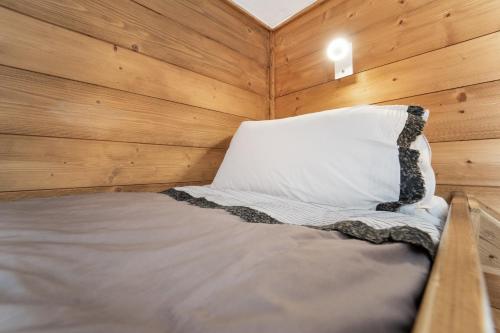 Letto o letti in una camera di Chalet Chamois - central modern Duplex for 6 by Avoriaz Chalets