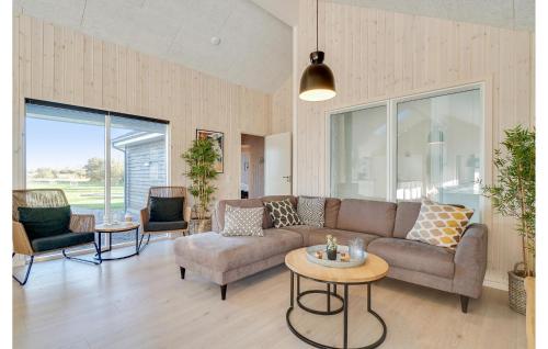 Posezení v ubytování Gorgeous Home In Grenaa With Sauna