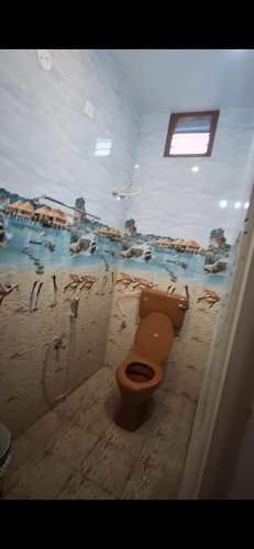a bathroom with a toilet and a bath tub at Subramanya Inn in Tiruchchendūr