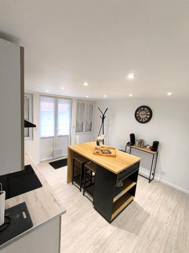 une cuisine avec un bureau et une horloge murale dans l'établissement 