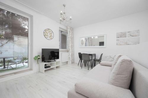 Jasny Apartament z Tarasem i Parkingiem by Noclegi Renters