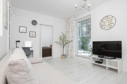 Televisyen dan/atau pusat hiburan di Jasny Apartament z Tarasem i Parkingiem by Noclegi Renters