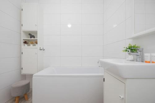 Bilik mandi di Jasny Apartament z Tarasem i Parkingiem by Noclegi Renters