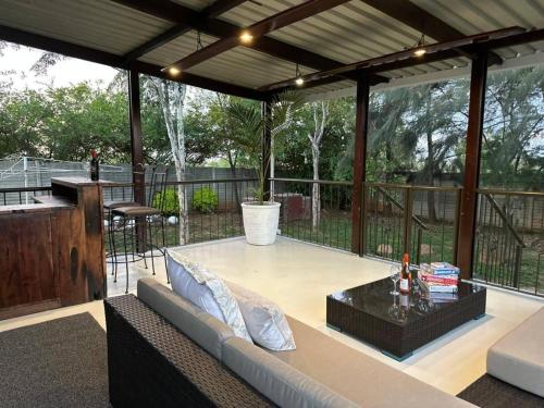 Stunning 2 bed with pool - 2275にあるバルコニーまたはテラス