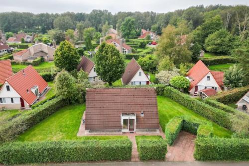 an aerial view of a house in a suburb at Roerdomp I Vrijstaande Bungalow met Buiten Zitjes in Zwiggelte