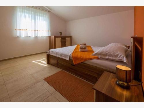 En eller flere senge i et værelse på Apartment in Grizane 39410