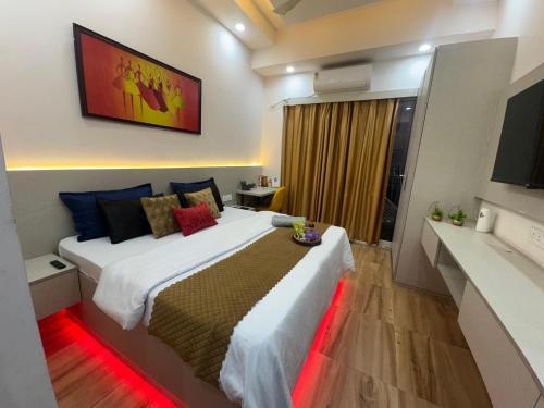 Postel nebo postele na pokoji v ubytování Bliss Suites - Near Expo Mart, Gr Noida, Most Hygienic Stay