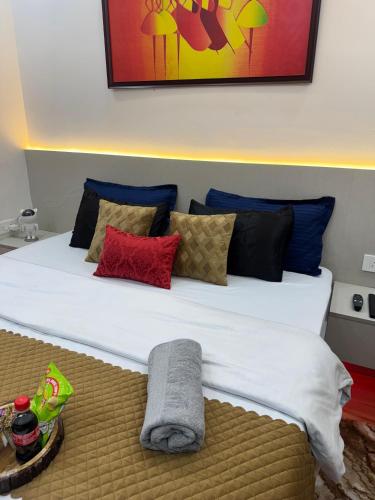 Postel nebo postele na pokoji v ubytování Bliss Suites - Near Expo Mart, Gr Noida, Most Hygienic Stay