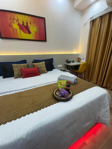 Postel nebo postele na pokoji v ubytování Bliss Suites - Near Expo Mart, Gr Noida, Most Hygienic Stay