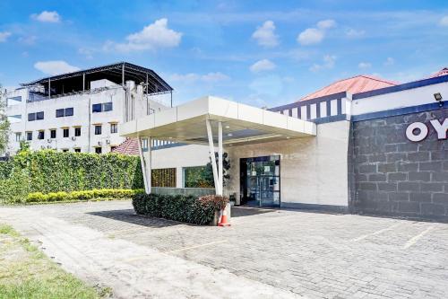 メダンにあるHotel O Medan City Near Sun Plaza Formerly Residence Anugrahの前に看板がある建物