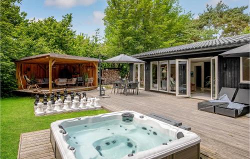 Zahrada ubytování Nice Home In Aakirkeby With Sauna