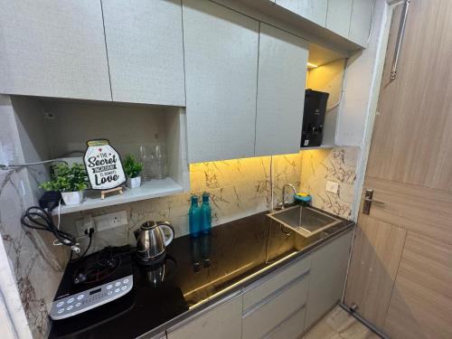 Η κουζίνα ή μικρή κουζίνα στο Bliss Suites - Near Expo Mart, Gr Noida, Most Hygienic Stay