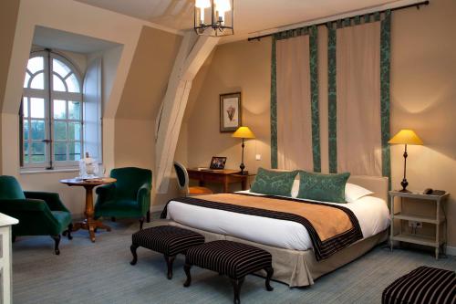Postel nebo postele na pokoji v ubytování Château d'Augerville Golf & Spa Resort