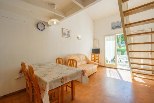 un salon avec une table et un canapé dans l'établissement Maison Jonathan à la Palmyre, aux Mathes
