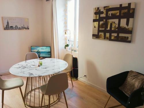 a small living room with a table and chairs at L 'Échappée Marine au coeur de Concarneau in Concarneau