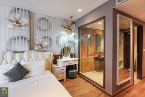 Un dormitorio con una cama, un lavabo y un espejo. en Mũi Né Resort - Mandala Mer, en Mui Ne