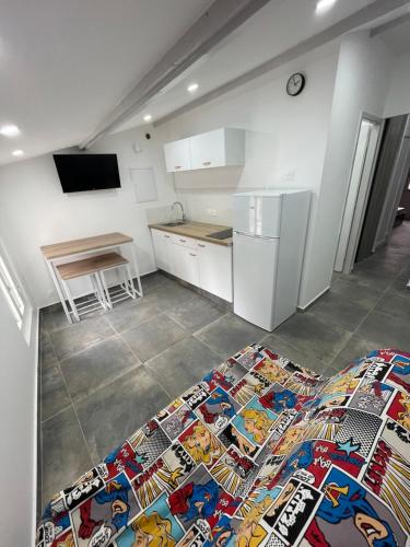 une cuisine avec un lit dans une chambre dans l'établissement Appartement duplex plein cœur village, à Sérignan