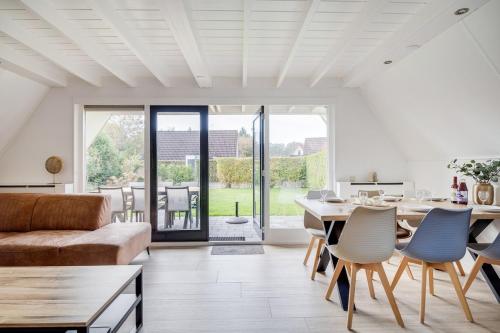 Posezení v ubytování Buizerd I Huisje in Noordse Stijl met Tuin