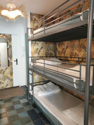Cette chambre dispose de lits superposés. dans l'établissement Capbreton plage centrale Vue Mer Appart Parking, à Capbreton