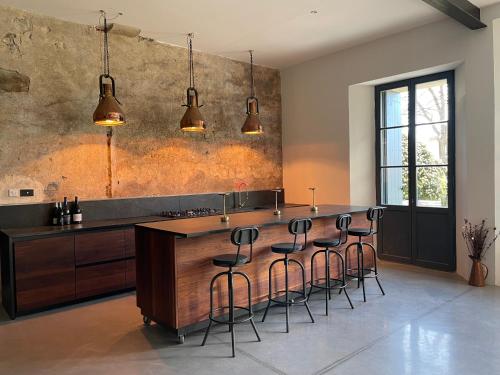 une cuisine avec un grand îlot et des tabourets de bar dans l'établissement La Traversée, à Saint-Privat