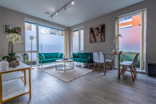 a living room with a green couch and a table at Garden View Serviced Flat by Castle Park, Lift in Bristol